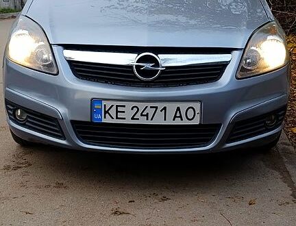 Серый Опель Зафира, объемом двигателя 1.6 л и пробегом 300 тыс. км за 4950 $, фото 1 на Automoto.ua
