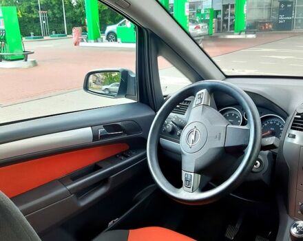 Серый Опель Зафира, объемом двигателя 1.6 л и пробегом 214 тыс. км за 5500 $, фото 1 на Automoto.ua