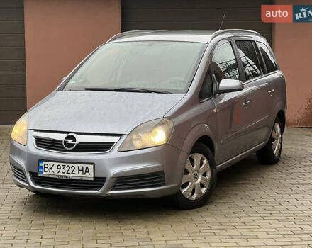 Серый Опель Зафира, объемом двигателя 1.6 л и пробегом 211 тыс. км за 4450 $, фото 1 на Automoto.ua