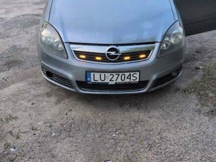 Серый Опель Зафира, объемом двигателя 1.9 л и пробегом 372 тыс. км за 2800 $, фото 1 на Automoto.ua