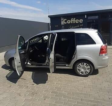 Серый Опель Зафира, объемом двигателя 1.9 л и пробегом 320 тыс. км за 5700 $, фото 1 на Automoto.ua