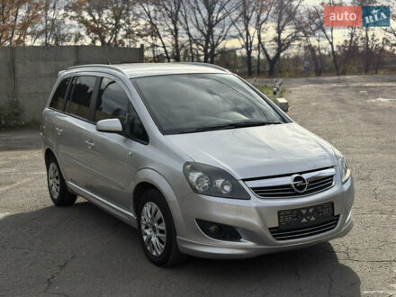 Серый Опель Зафира, объемом двигателя 2.2 л и пробегом 194 тыс. км за 6499 $, фото 1 на Automoto.ua