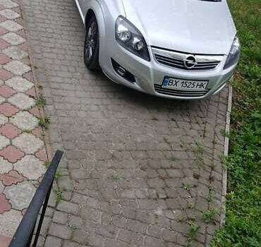 Серый Опель Зафира, объемом двигателя 1.8 л и пробегом 218 тыс. км за 8000 $, фото 1 на Automoto.ua