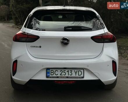 Белый Опель Corsa-e, объемом двигателя 0 л и пробегом 28 тыс. км за 15615 $, фото 24 на Automoto.ua