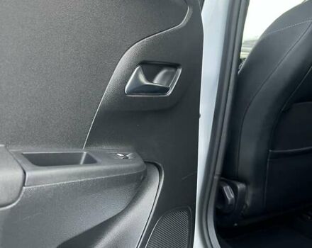 Белый Опель Corsa-e, объемом двигателя 0 л и пробегом 37 тыс. км за 14200 $, фото 16 на Automoto.ua