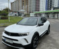 Белый Опель Mokka-e, объемом двигателя 0 л и пробегом 19 тыс. км за 21500 $, фото 2 на Automoto.ua