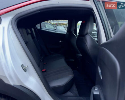 Белый Опель Mokka-e, объемом двигателя 0 л и пробегом 85 тыс. км за 15900 $, фото 3 на Automoto.ua