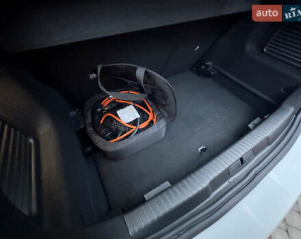 Белый Опель Mokka-e, объемом двигателя 0 л и пробегом 85 тыс. км за 15900 $, фото 39 на Automoto.ua