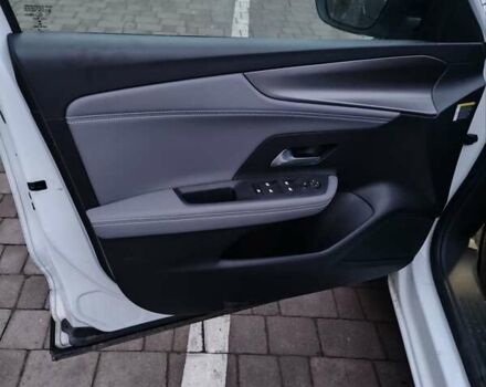 Белый Опель Mokka-e, объемом двигателя 0 л и пробегом 43 тыс. км за 15955 $, фото 17 на Automoto.ua