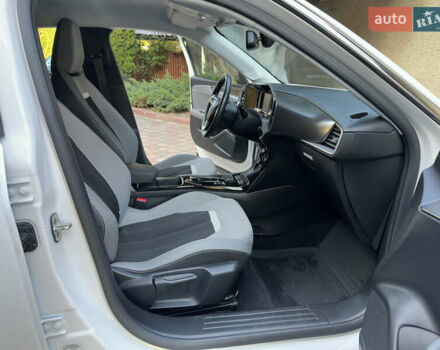 Белый Опель Mokka-e, объемом двигателя 0 л и пробегом 27 тыс. км за 15800 $, фото 20 на Automoto.ua