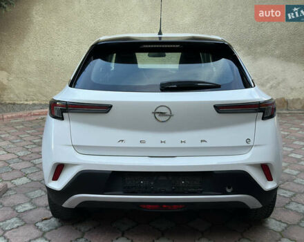 Белый Опель Mokka-e, объемом двигателя 0 л и пробегом 27 тыс. км за 15800 $, фото 4 на Automoto.ua