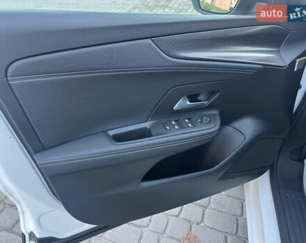 Белый Опель Mokka-e, объемом двигателя 0 л и пробегом 50 тыс. км за 16900 $, фото 12 на Automoto.ua