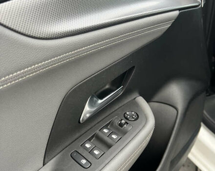 Белый Опель Mokka-e, объемом двигателя 0 л и пробегом 54 тыс. км за 15300 $, фото 19 на Automoto.ua