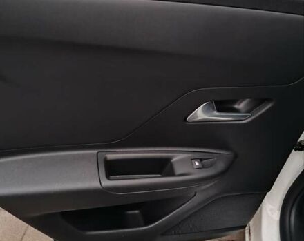 Белый Опель Mokka-e, объемом двигателя 0 л и пробегом 43 тыс. км за 15955 $, фото 13 на Automoto.ua