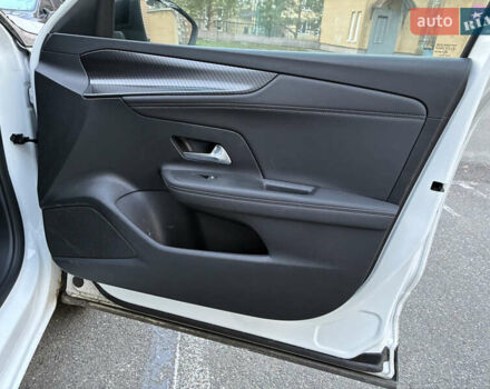 Белый Опель Mokka-e, объемом двигателя 0 л и пробегом 13 тыс. км за 19500 $, фото 12 на Automoto.ua