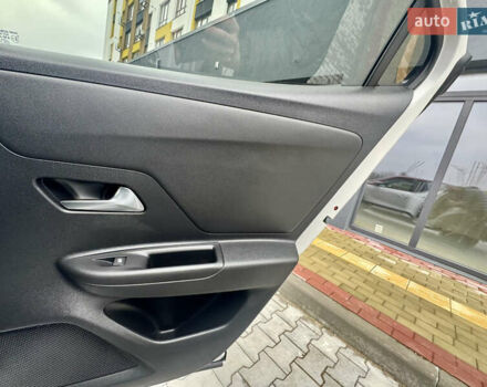 Белый Опель Mokka-e, объемом двигателя 0 л и пробегом 14 тыс. км за 18900 $, фото 31 на Automoto.ua