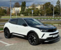 Білий Опель Mokka-e, об'ємом двигуна 0 л та пробігом 1 тис. км за 27315 $, фото 1 на Automoto.ua