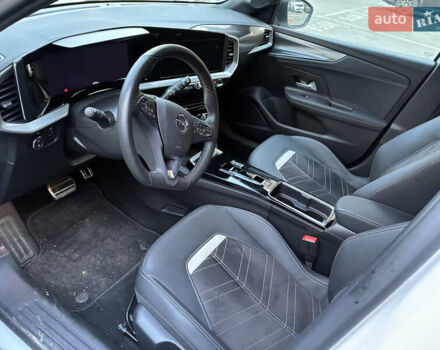 Белый Опель Mokka-e, объемом двигателя 0 л и пробегом 13 тыс. км за 19500 $, фото 17 на Automoto.ua