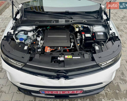 Белый Опель Mokka-e, объемом двигателя 0 л и пробегом 14 тыс. км за 18900 $, фото 85 на Automoto.ua