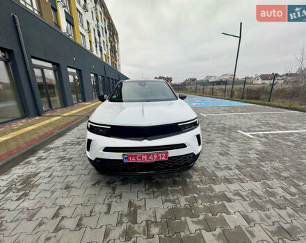 Белый Опель Mokka-e, объемом двигателя 0 л и пробегом 14 тыс. км за 18900 $, фото 1 на Automoto.ua