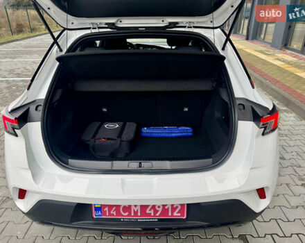 Белый Опель Mokka-e, объемом двигателя 0 л и пробегом 14 тыс. км за 18900 $, фото 15 на Automoto.ua