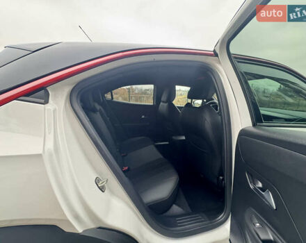 Белый Опель Mokka-e, объемом двигателя 0 л и пробегом 14 тыс. км за 18900 $, фото 32 на Automoto.ua