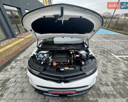 Белый Опель Mokka-e, объемом двигателя 0 л и пробегом 14 тыс. км за 18900 $, фото 84 на Automoto.ua