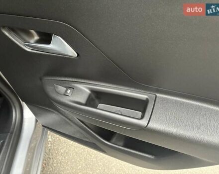 Серый Опель Mokka-e, объемом двигателя 0 л и пробегом 39 тыс. км за 18500 $, фото 58 на Automoto.ua