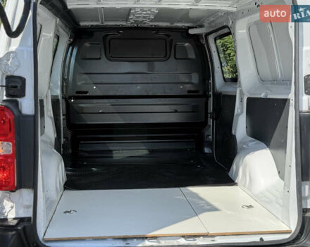 Белый Опель Vivaro-e, объемом двигателя 0 л и пробегом 17 тыс. км за 23900 $, фото 27 на Automoto.ua