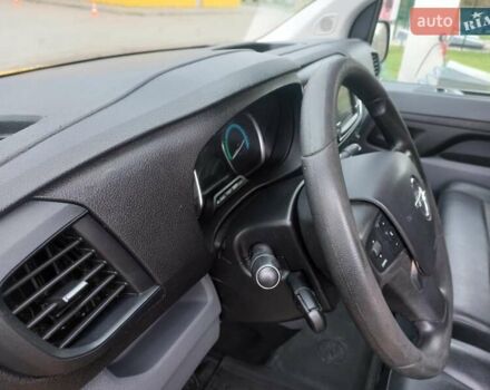 Желтый Опель Vivaro-e, объемом двигателя 0 л и пробегом 104 тыс. км за 15800 $, фото 43 на Automoto.ua