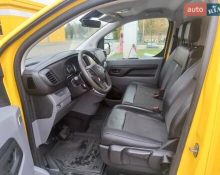 Желтый Опель Vivaro-e, объемом двигателя 0 л и пробегом 104 тыс. км за 15800 $, фото 40 на Automoto.ua