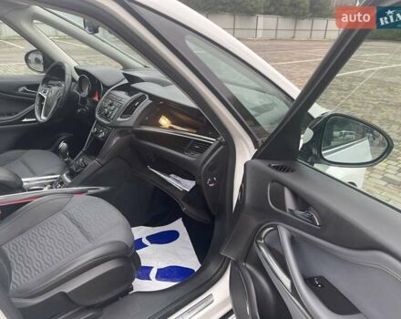 Белый Опель Zafira Tourer, объемом двигателя 2 л и пробегом 187 тыс. км за 9450 $, фото 44 на Automoto.ua
