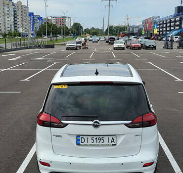 Белый Опель Zafira Tourer, объемом двигателя 1.96 л и пробегом 197 тыс. км за 11000 $, фото 4 на Automoto.ua