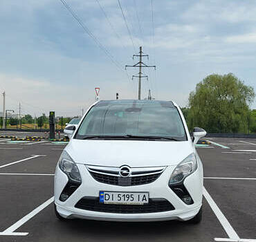 Белый Опель Zafira Tourer, объемом двигателя 1.96 л и пробегом 197 тыс. км за 11000 $, фото 1 на Automoto.ua