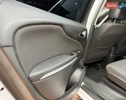 Белый Опель Zafira Tourer, объемом двигателя 2 л и пробегом 263 тыс. км за 9399 $, фото 64 на Automoto.ua