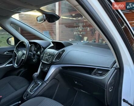 Белый Опель Zafira Tourer, объемом двигателя 2 л и пробегом 263 тыс. км за 9399 $, фото 57 на Automoto.ua
