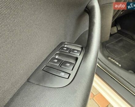 Белый Опель Zafira Tourer, объемом двигателя 2 л и пробегом 263 тыс. км за 9399 $, фото 48 на Automoto.ua