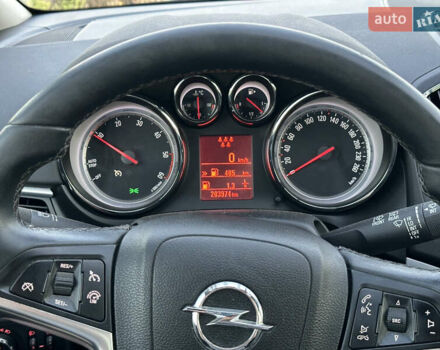 Черный Опель Zafira Tourer, объемом двигателя 1.6 л и пробегом 204 тыс. км за 11200 $, фото 19 на Automoto.ua