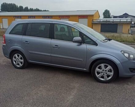 Серый Опель Zafira Tourer, объемом двигателя 1.8 л и пробегом 207 тыс. км за 7500 $, фото 2 на Automoto.ua