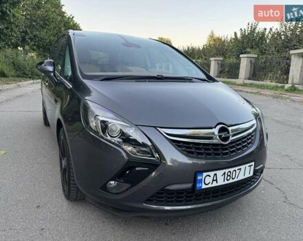 Серый Опель Zafira Tourer, объемом двигателя 2 л и пробегом 198 тыс. км за 10300 $, фото 1 на Automoto.ua