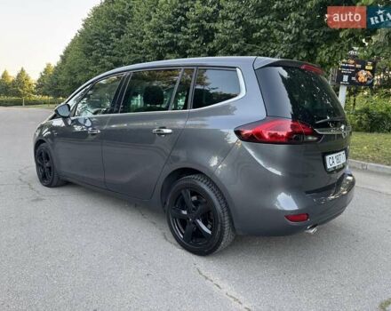 Серый Опель Zafira Tourer, объемом двигателя 2 л и пробегом 198 тыс. км за 10300 $, фото 5 на Automoto.ua