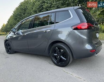 Серый Опель Zafira Tourer, объемом двигателя 2 л и пробегом 198 тыс. км за 10300 $, фото 3 на Automoto.ua