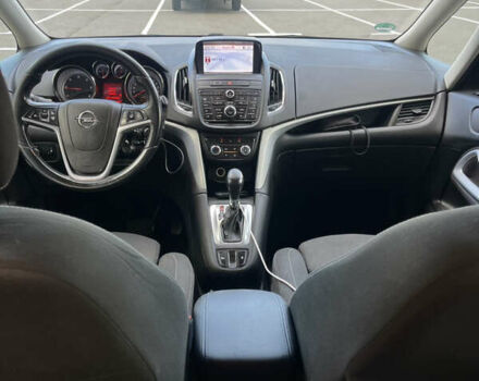 Серый Опель Zafira Tourer, объемом двигателя 0 л и пробегом 200 тыс. км за 9600 $, фото 4 на Automoto.ua