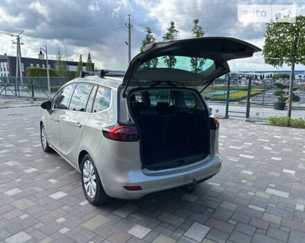 Серый Опель Zafira Tourer, объемом двигателя 0 л и пробегом 180 тыс. км за 10800 $, фото 15 на Automoto.ua