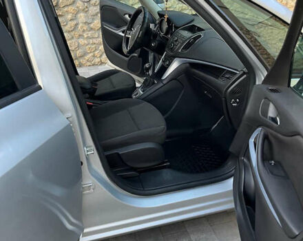 Серый Опель Zafira Tourer, объемом двигателя 2 л и пробегом 132 тыс. км за 10400 $, фото 4 на Automoto.ua