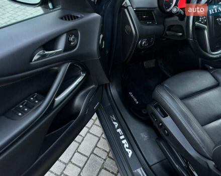 Серый Опель Zafira Tourer, объемом двигателя 2 л и пробегом 203 тыс. км за 13700 $, фото 12 на Automoto.ua