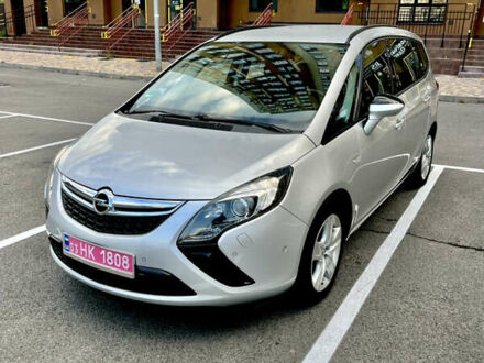 Серый Опель Zafira Tourer, объемом двигателя 0 л и пробегом 200 тыс. км за 9600 $, фото 1 на Automoto.ua