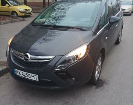 Серый Опель Zafira Tourer, объемом двигателя 1.6 л и пробегом 185 тыс. км за 10000 $, фото 1 на Automoto.ua