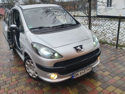 Серый Пежо 1007, объемом двигателя 1.6 л и пробегом 140 тыс. км за 4700 $, фото 1 на Automoto.ua
