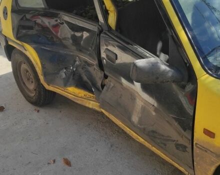 Желтый Пежо 106, объемом двигателя 1.4 л и пробегом 150 тыс. км за 500 $, фото 1 на Automoto.ua